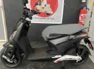 PIAGGIO 1 ACTIVE GARANTIE 60 MOIS NOIR MAT TRES BON ETAT CRIT'AIR VERT ( ELECTRIQUE )