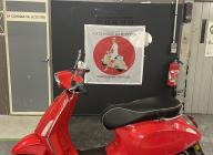 VESPA SPRINT 50 VESPA SPRINT 50 GARANTIE 60 MOIS ROUGE BRILLANT TRES BON ETAT CRIT'AIR 1 ( VIOLET )