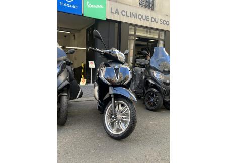 PIAGGIO BEVERLY 300 CC GARANTIE 60 MOIS NOIR BRILLANT TRES BON ETAT CRIT'AIR 1 ( VIOLET )