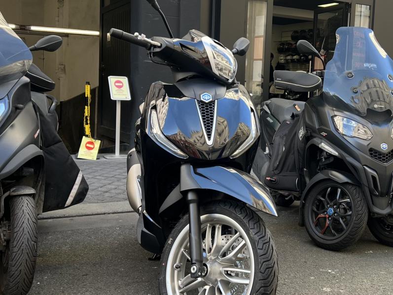 PIAGGIO BEVERLY 300 CC GARANTIE 60 MOIS NOIR BRILLANT TRES BON ETAT CRIT'AIR 1 ( VIOLET )