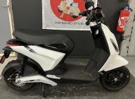 PIAGGIO 1 Electrique GARANTIE 24 MOIS BLANC BRILLANT BON ETAT CRIT'AIR VERT ( ELECTRIQUE )